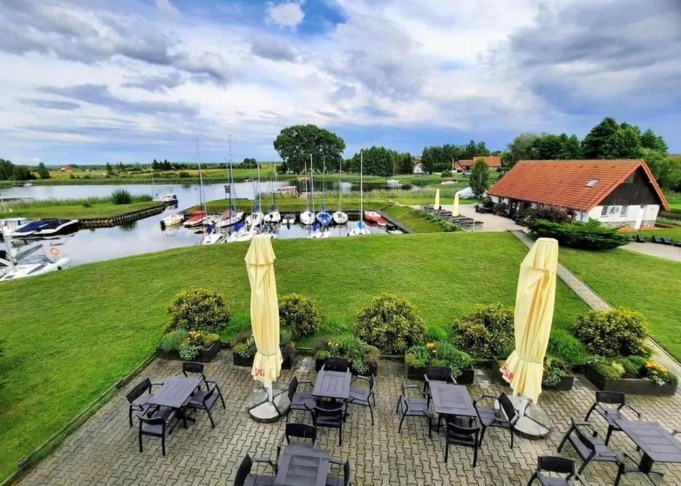 Marina Gorklo - Zurawi Kat Hotel Buitenkant foto